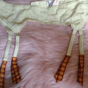 NWT Victoria's Secret Garter Belt NWT! Size Med/Large